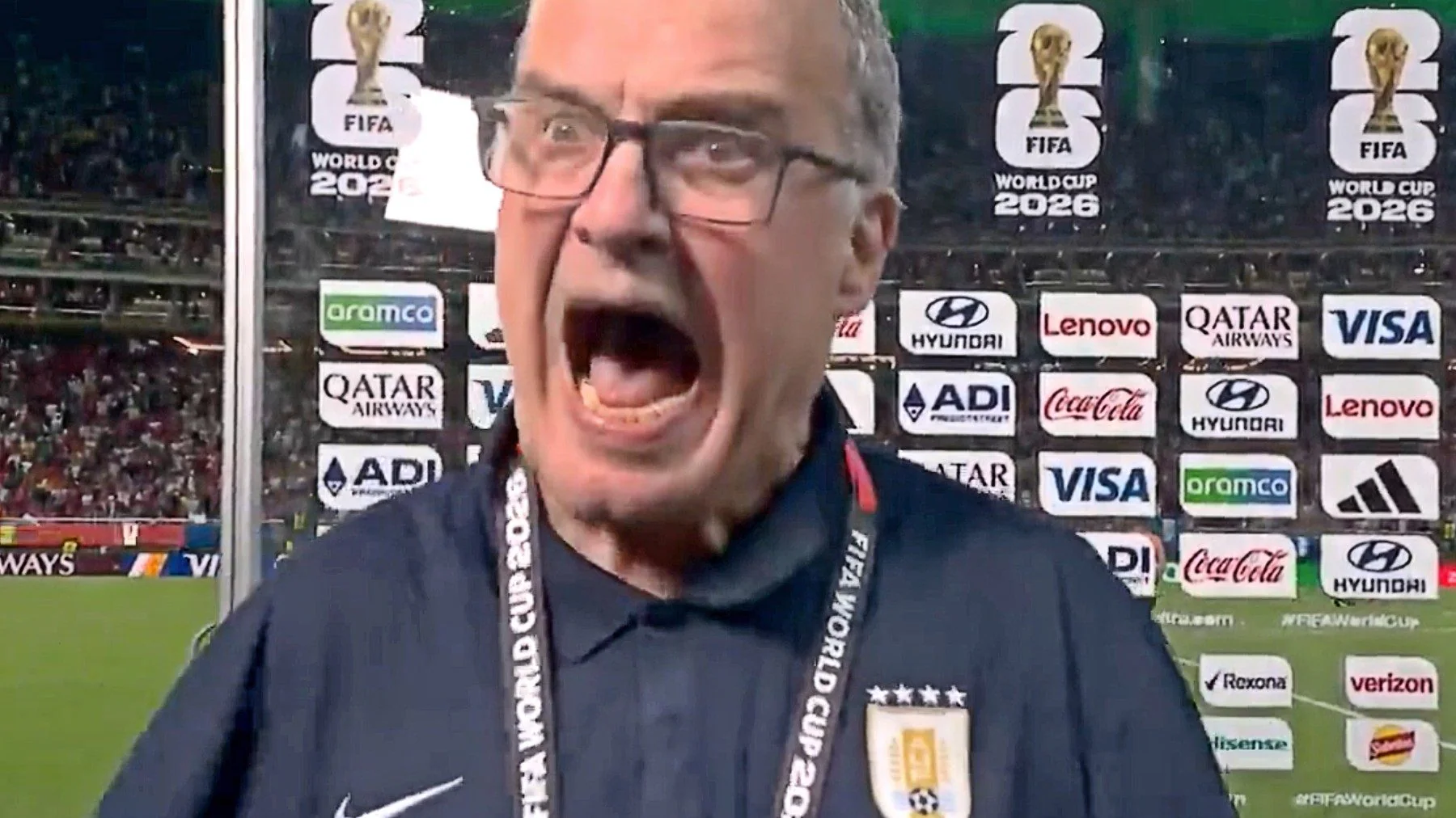 Bielsa reagisce con frustrazione dopo l’eliminazione dell’Uruguay ai Mondiali