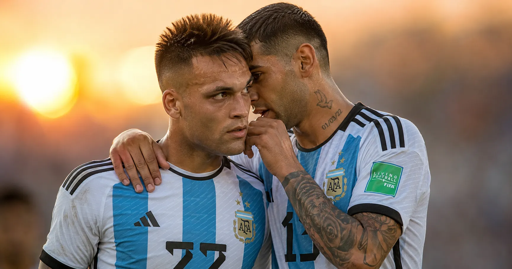 Lautaro Martinez e Cristian Romero che parlano vicini con la maglia dell'Argentina, simbolo del patto di mercato per portare il difensore all'Inter.